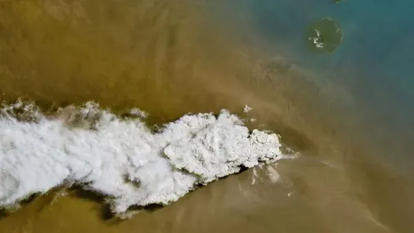 Abu dan gas vulkanik Gunung Anak Krakatau dalam citra yang diambil melalui OLI (Operational Land Imager) pada Landsat 8 pada 5 September 2026.