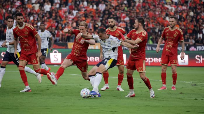 DIKAWAL - Penyerang Persib Bandung, Balsa Sekulic, dikawal ketat oleh Persija Jakarta dalam duel 
