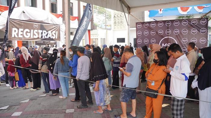 Warga mengantre Pasar Murah MSP