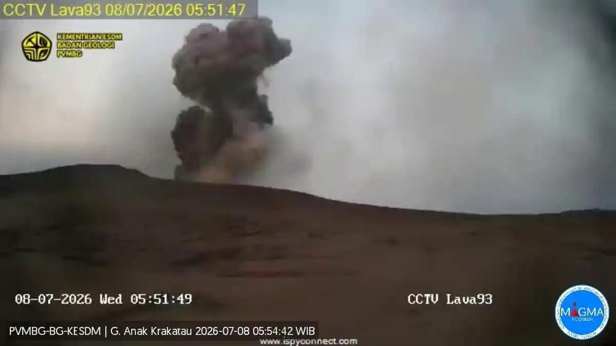 KRAKATAU ERUPSI - Gunung Anak Krakatau (GAK) kembali erupsi dua kali pada Rabu (8/7/2026). Meski aktivitas vulkanik meningkat, status gunung api tersebut masih bertahan pada Level III (Siaga).