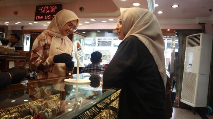 HARGA EMAS - Karyawan Toko Emas Murni melayani pembeli di Kota Padang, Sabtu (12/9/2026).