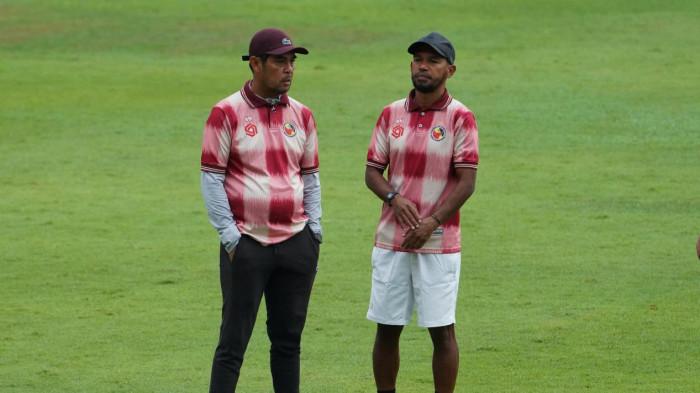 LIGA 2- Pelatih kepala Semen Padang FC, Nilmaizar (kiri) didampingi Asisten Pelatih, Nur Iskandar (kanan), pada Sabtu (12/9/2026).