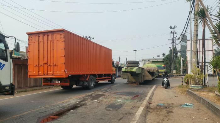 KECELAKAAN-Kecelakaan motor dan tronton terjadi di Jembatan Audiri 1 Jambi, Sabtu (12/9/2026) siang, mengakibatkan kemacetan dan motor rusak parah.