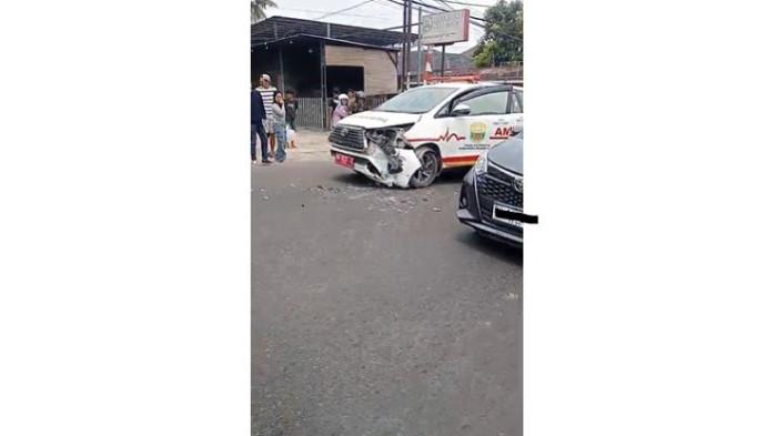 KECELAKAAN - Sebuah ambulan pelat merah terlibat kecelakaan dengan sepeda motor di kawasan Asrama Haji, Kotabaru, Jambi pada Sabtu (12/9/2026) sekitar pukul 11.00 WIB. Kabarnya ambulan membawa pasien ibu hamil yang akan melahirkan