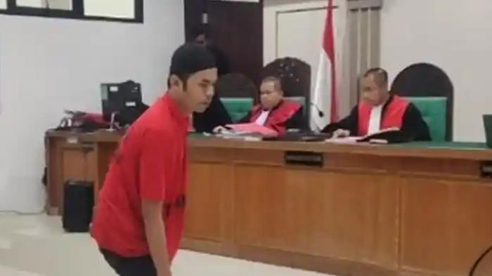 SIDANG DAKWAAN - Terdakwa Andy Saputra meninggalkan kursi setelah mendengarkan dakwaan jaksa penuntut umum dalam sidang dakwaan yang digelar di Pengadilan Negeri Palembang, Rabu (9/9/2026).