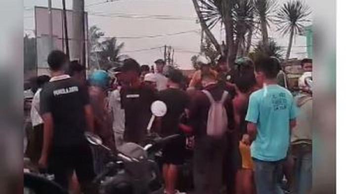 KECELAKAAN - Terjadi kecelakaan di kawasan Jembatan Aurduri I, Kota Jambi pada Sabtu (12/9/2026) siang. Satu pengendara motor dilarikan ke RS setelah terlibat kecelakaan.