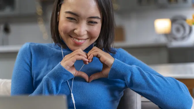 ilustrasi perempuan yang video call dengan pasangannya/copyright freepik/freepik