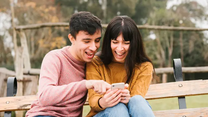 Dengan mengirim pesan singkat, voice note, atau melakukan video call saat berjauhan, bisa memberikan rasa diperhatikan. (Foto/dok: Freepik)