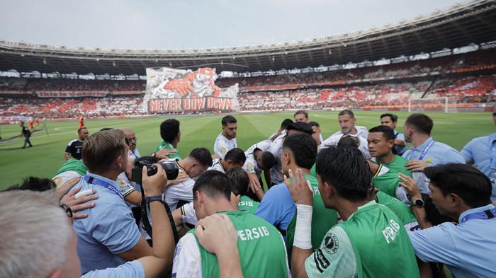 LAGA BERAT - Pelatih PERSIB, Igor Tolic menyampaikan permohonan maaf kepada Bobotoh setelah hasil tidak memuaskan dari Persija Jakarta. PERSIB harus mengakui keunggulan tuan rumah dengan skor 2-1 di Stadion Utama Gelora Bung Karno, Sabtu 12 September 2026.
