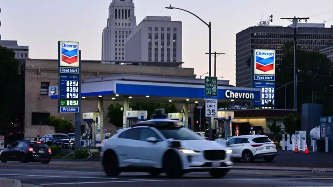 Ketidakpastian terkait potensi penurunan ketegangan Amerika Serikat dan Iran membuat pasar tetap waspada. Tampak dalam foto, harga bensin yang melebihi 8 delapan dolar AS per galon terlihat tertera di sebuah SPBU Chevron di Los Angeles, California, pada 28 April 2026. (Frederic J. BROWN/AFP)