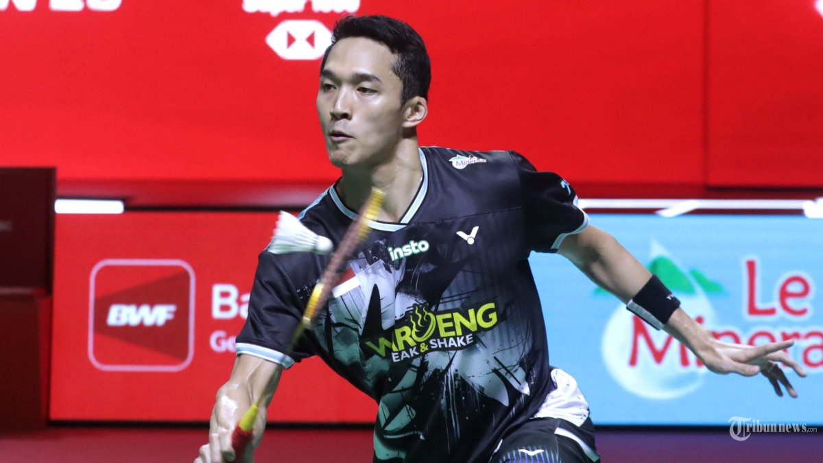 POLYTRON INDONESIA OPEN - Pebulu tangkis tunggal putra Indonesia Jonatan Christie mengembalikan kok kearah pebulu tangkis tunggal putra Kanada Victor Lai pada babak final Polytron Indonesia Open 2026 di Istora Senayan, Jakarta, Minggu (7/6/2026). Jonatan Christie gagal menjuarai Polytron Indonesia Open 2026 setelah kalah dari Victor Lai dengan skor 19-21 dan 8-21. TRIBUNNEWS/IRWAN RISMAWAN
