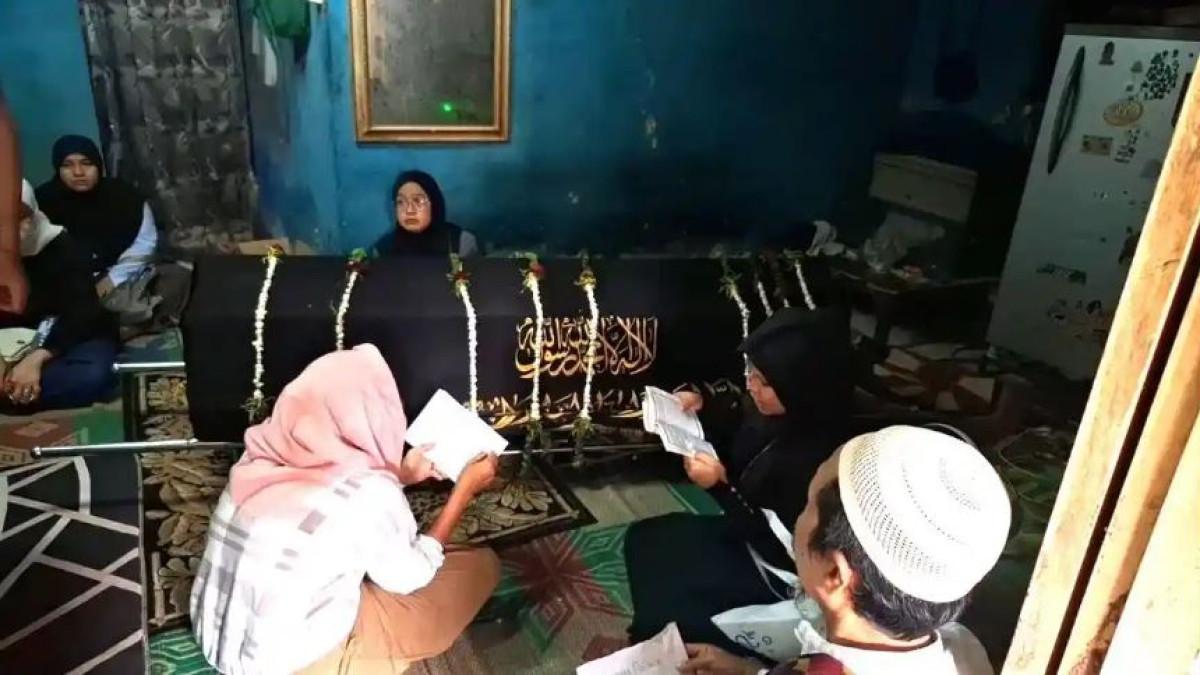 JENAZAH BAMBANG - Jenazah Bambang Setiyawan (59), warga korban kericuhan pascademonstrasi di DPR, tiba di rumah duka di kawasan Pejompongan, Jakarta Pusat, Jumat (28/8/2026). Bambang disebut meninggal setelah dikeroyok kelompok tak dikenal dalam kericuhan yang pecah setelah massa demonstran membubarkan diri dari depan Gedung DPR RI