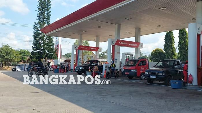 ISI BBM -  Sejumlah masyarakat ketika mengantre mengisi BBM jenis pertalite di SPBU 24.331.71 Desa Gadung, Rabu (10/6/2026). Mulai hari ini harga BBM non subsidi jenis Pertamax mengalami kenaikan menjadi Rp16.650 per liter.