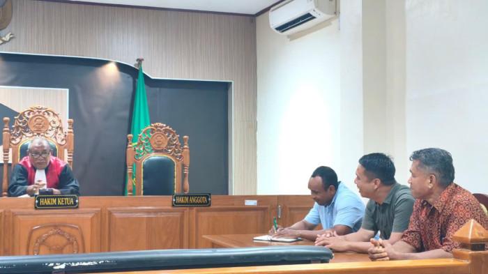 PENIPUAN - Pengadilan Negeri Jayapura menolak permohonan praperadilan yang diajukan oleh oknum pejabat Keerim berinisial LB. Putusan tersebut dibacakan oleh Hakim Tunggal Ronald Lauterboom  pada Senin (27/07/2026) di Pengadilan Negeri Jayapura, Provinsi Papua.