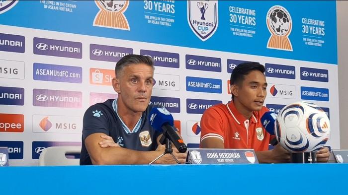 TELAN KEKALAHAN - Pelatih TImnas Indonesia John Herdman bersama sang kapten, Rizky Ridho saat melakukan sesi konferensi pers usai takluk 0-3 dari Vietnam di Stadion Pakansari, Bogor, Senin (3/8/2026). Tribunnews/Abdul Majid