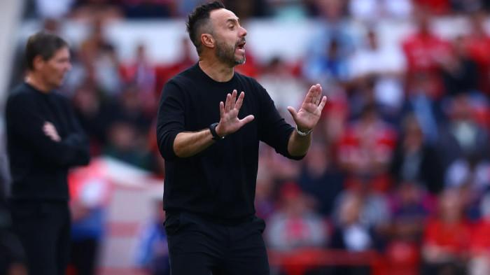 INSTRUKSI - Pelatih Tottenham Hotspur, Roberto De Zerbi memberikan instruksi ke pemainnya saat melawan Nottingham Forest di Liga Inggris 2026/2027 pada Sabtu (5/9/2026) malam WIB.