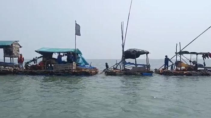 TINDAK PONTON ILEGAL — Petugas kepolisian dari Satpolairud Polres Bangka Barat dan Ditpolairud Polda Babel saat menarik ponton TI di perairan laut Tembelok, Keranggan, Mentok, Senin (14/9/2026).