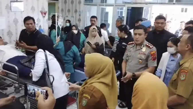 Suasana ramai RSUD Kisaran usai para murid diduga alami keracunan (Foto: Reza Efendi/Liputan6.com)
