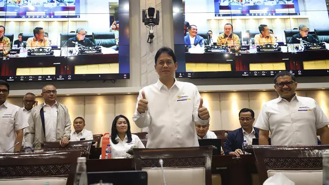 Gangguan di jalur pasokan energi strategis, Selat Hormuz, meningkatkan kekhawatiran pelaku pasar akan keamanan pasokan jangka panjang. Tampak dalam foto, Menteri Keuangan Purbaya Yudhi Sadewa (tengah) sesaat sebelum rapat kerja bersama Komisi XI DPR di Kompleks Parlemen, Senayan, Jakarta, Senin (6/4/2026). (merdeka.com/Arie Basuki)