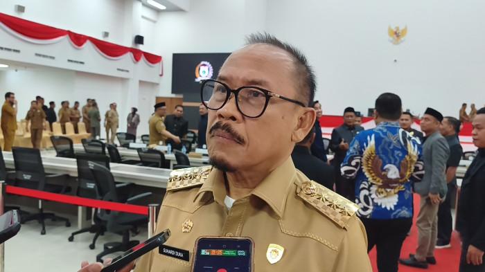 PAW WAKIL GUBERNUR - Gubernur Sulawesi Barat, Suhardi Duka saat diwawancarai tribun-sulbar.com, usai menghadiri rapat tentang perubahan APBD di di Kantor DPRD Sulbar jl. Abd Malik Pattana Endang pada Senin (14/9/2026). Ia mengatakan bahwa ketujuh partai politik pengusungnya memiliki kedudukan yang sama