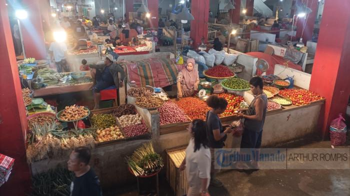 HARGA BAPOK - Suasana Pasar Bersehati Manado, Sulawesi Utara. Update harga bahan pokok terbaru di Pasar Bersehati, komoditas sayuran masih tinggi.